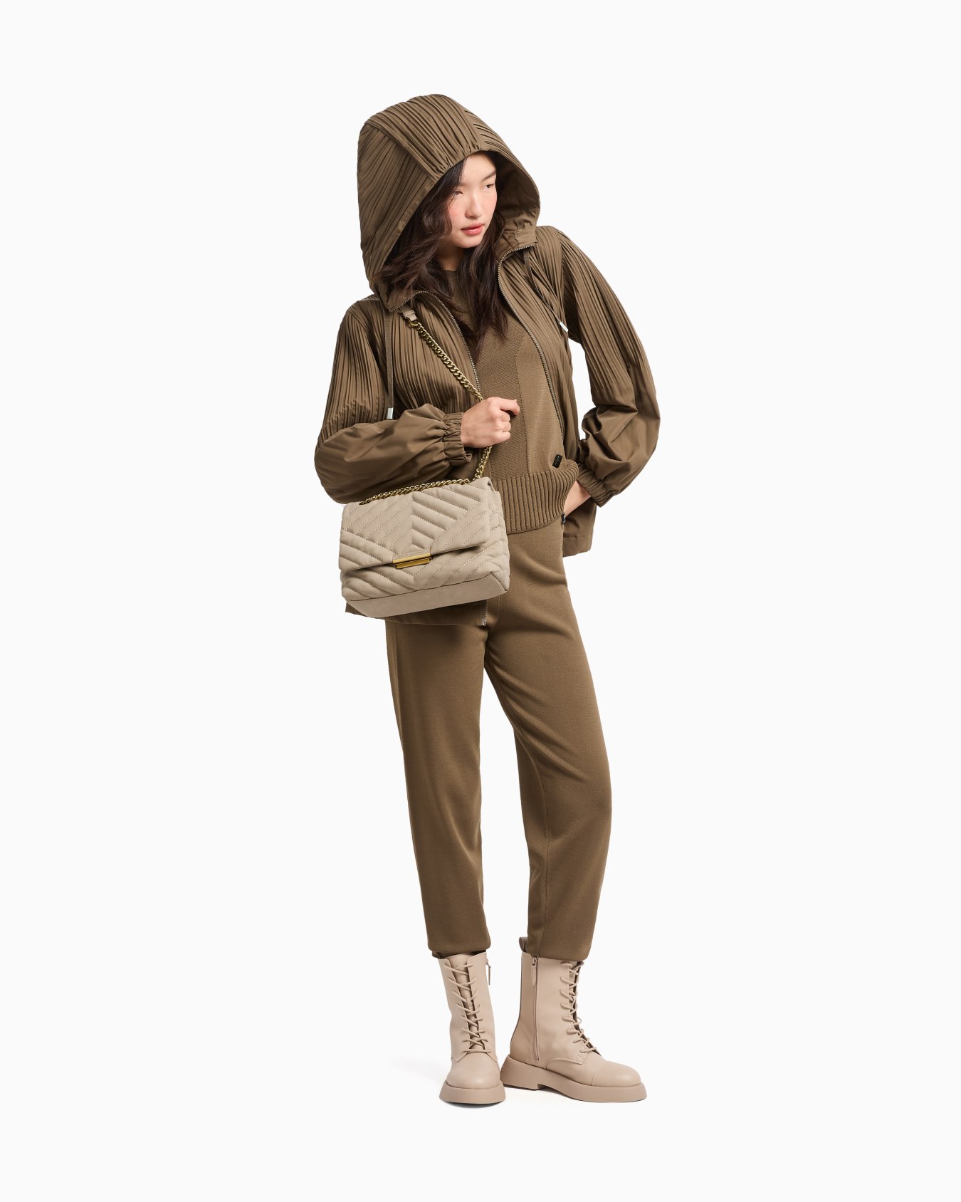 Quilted shoulder bag with chain Slide 5