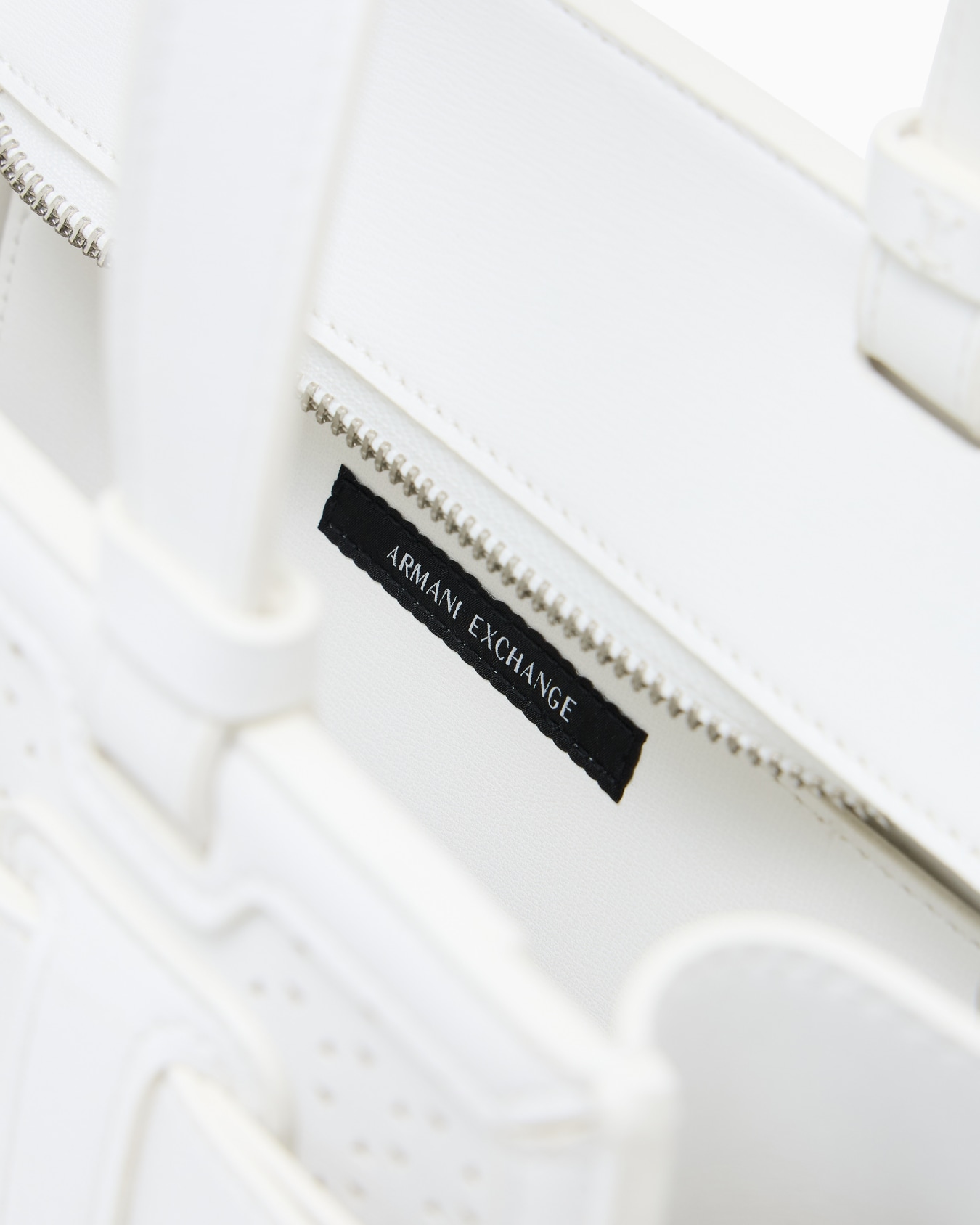 BOXロゴバックル パンチングミニハンドバッグ スライドする 3