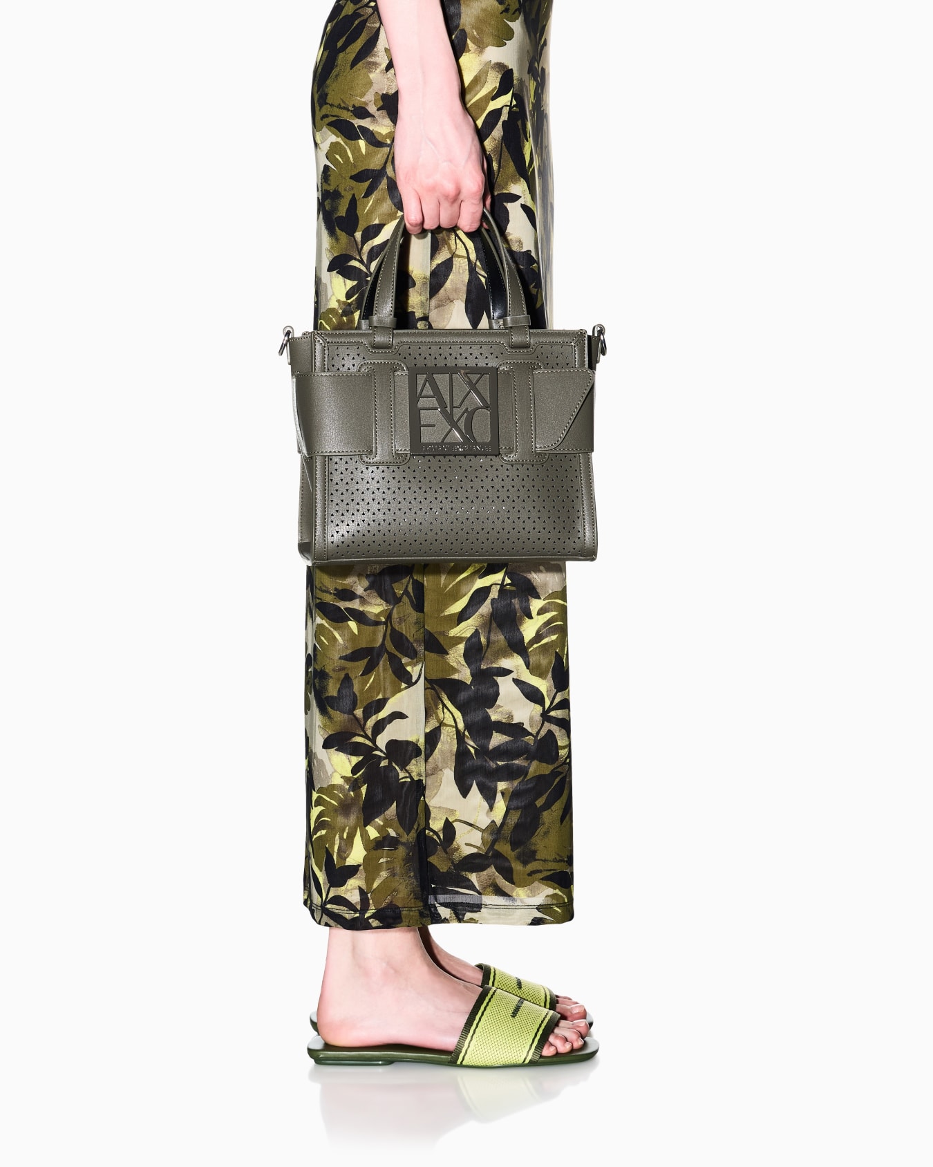 Shopper in monochrome technical fabric Slide 5