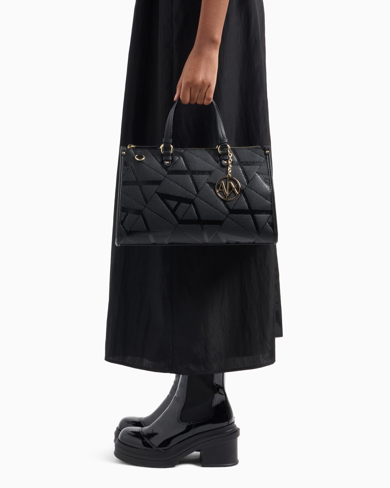 オールオーバーマキシロゴ ミディアムハンドバッグ スライドする 5