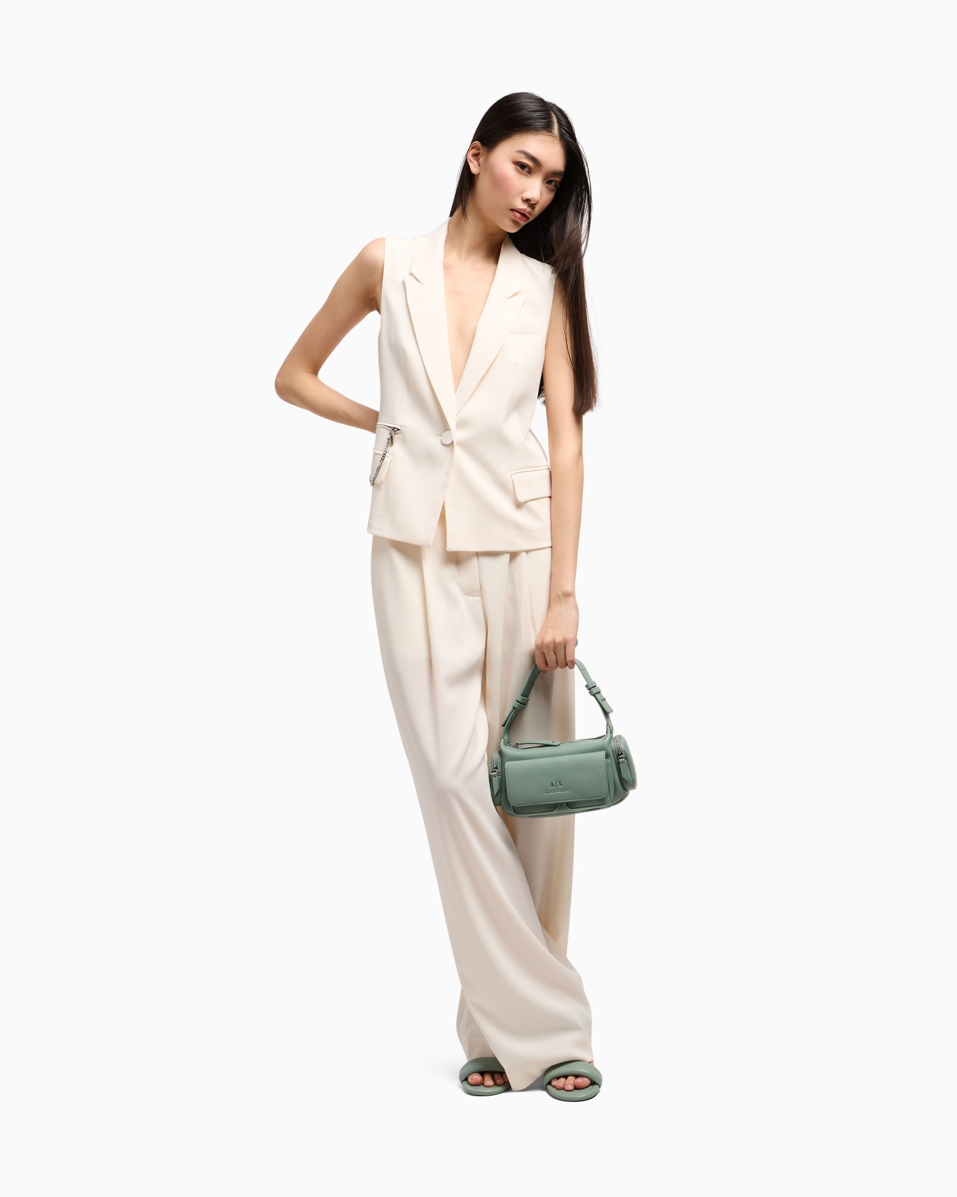 Large shoulder bag with side pockets Slide 5