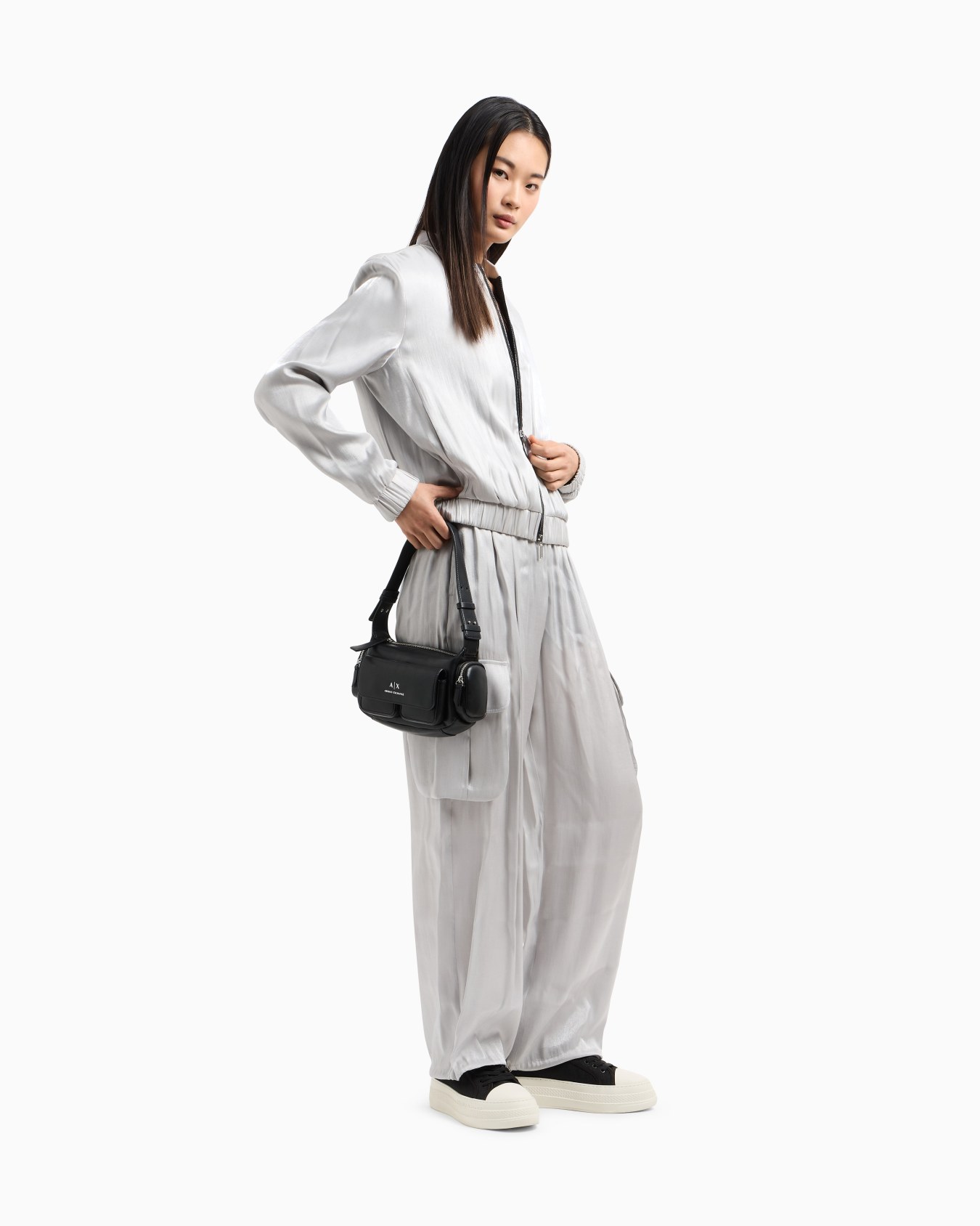 Large shoulder bag with side pockets Slide 5
