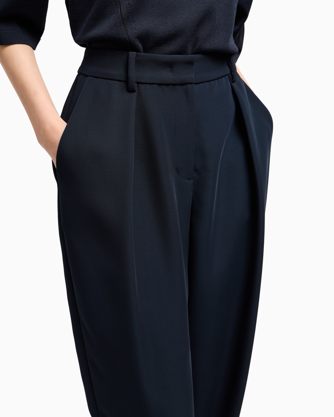 Soft trousers with pleats Slide 4