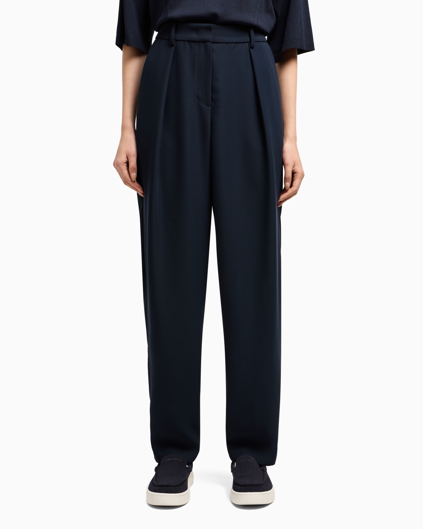 Soft trousers with pleats Slide 3