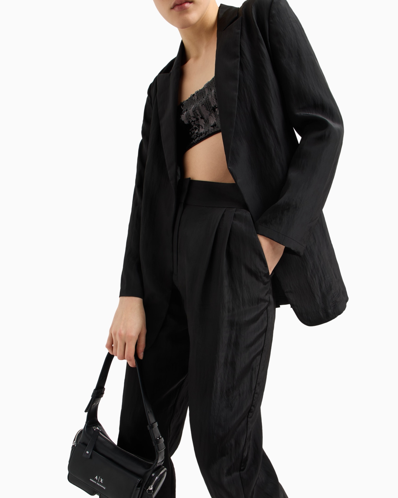 Trousers with pleats in flowing fabric Slide 4