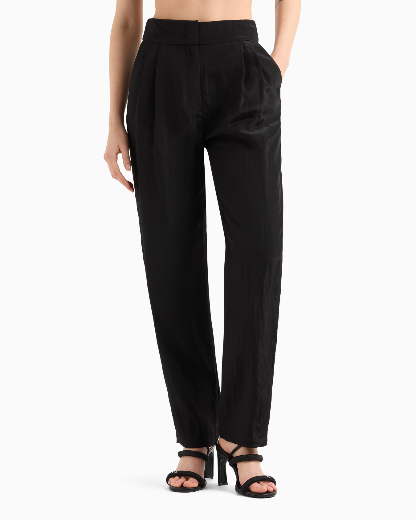Trousers with pleats in flowing fabric Slide 3