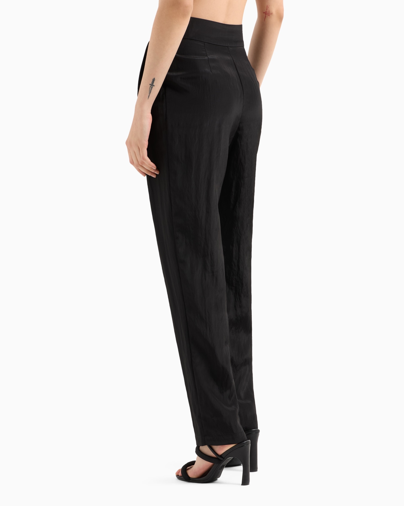 Trousers with pleats in flowing fabric Slide 2