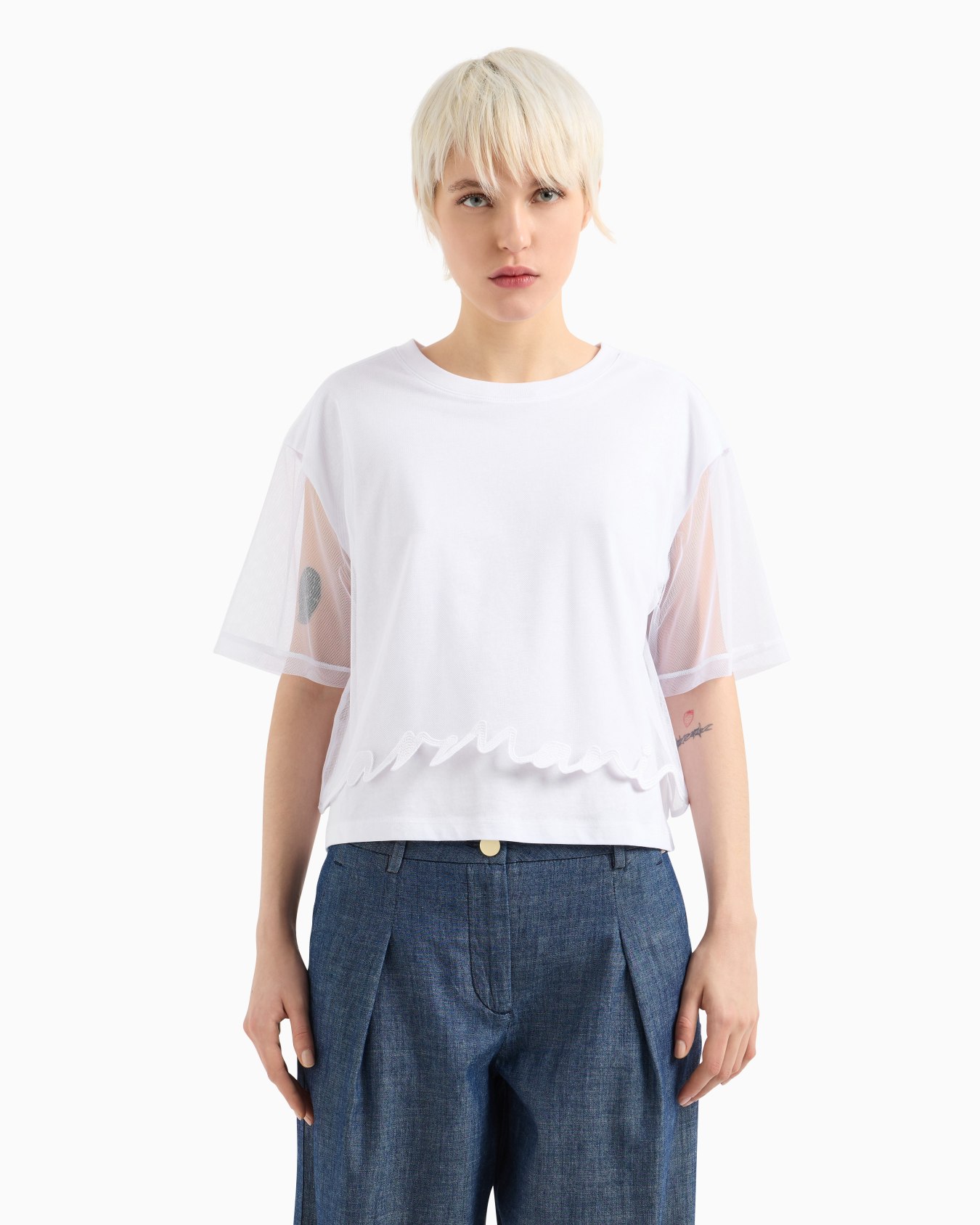 Cropped T-shirt with shaped bottom Slide 3
