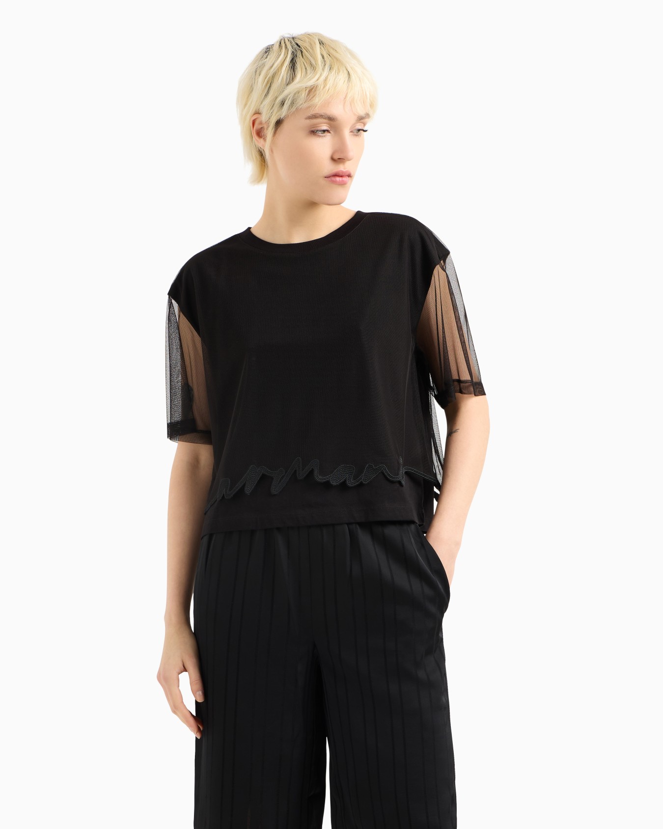 Cropped T-shirt with shaped bottom Slide 3