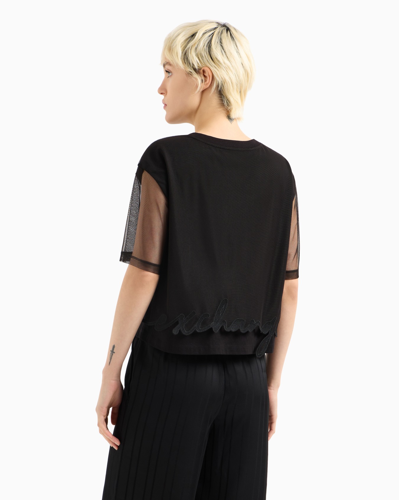 Cropped T-shirt with shaped bottom Slide 2