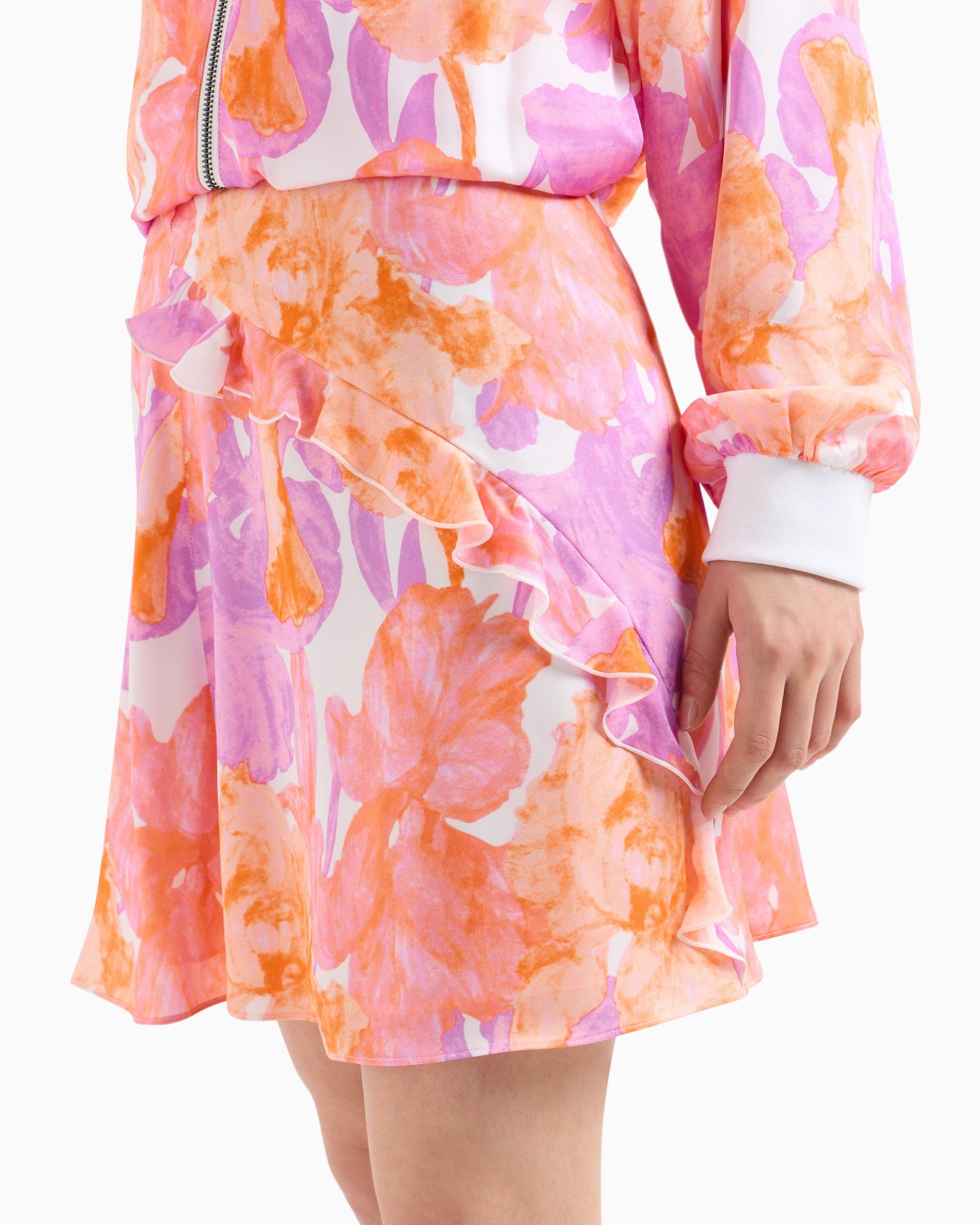 Short skirt in floral fabric Slide 4