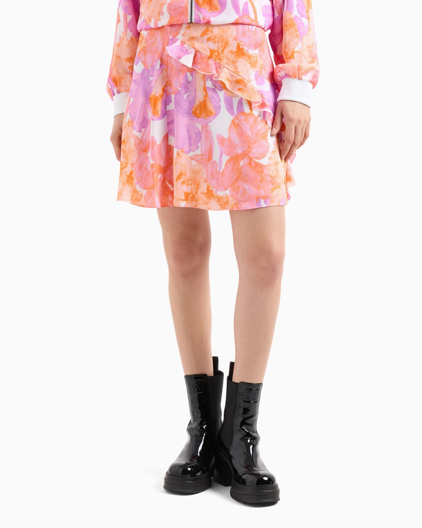 Short skirt in floral fabric Slide 3