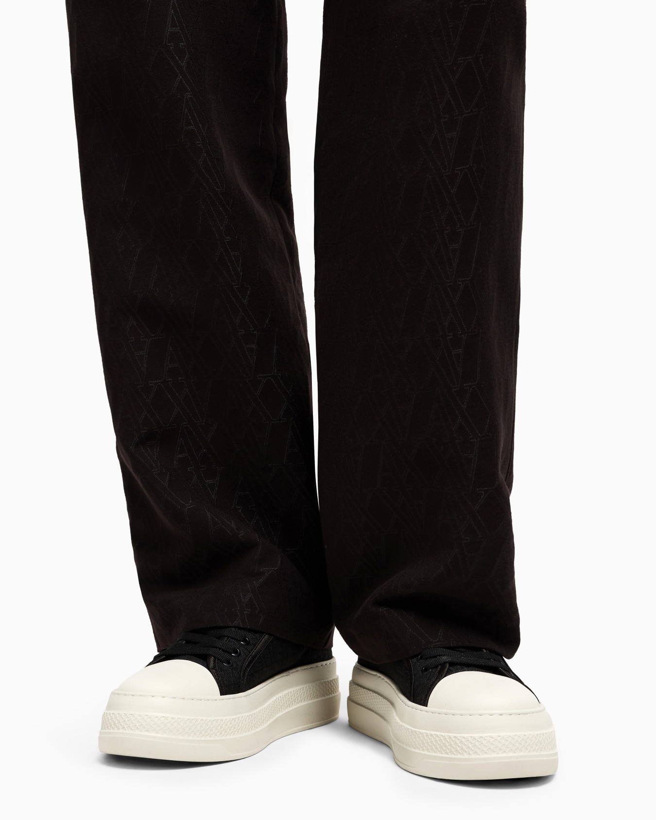 Pleated trousers with allover logo Diapositiva 4