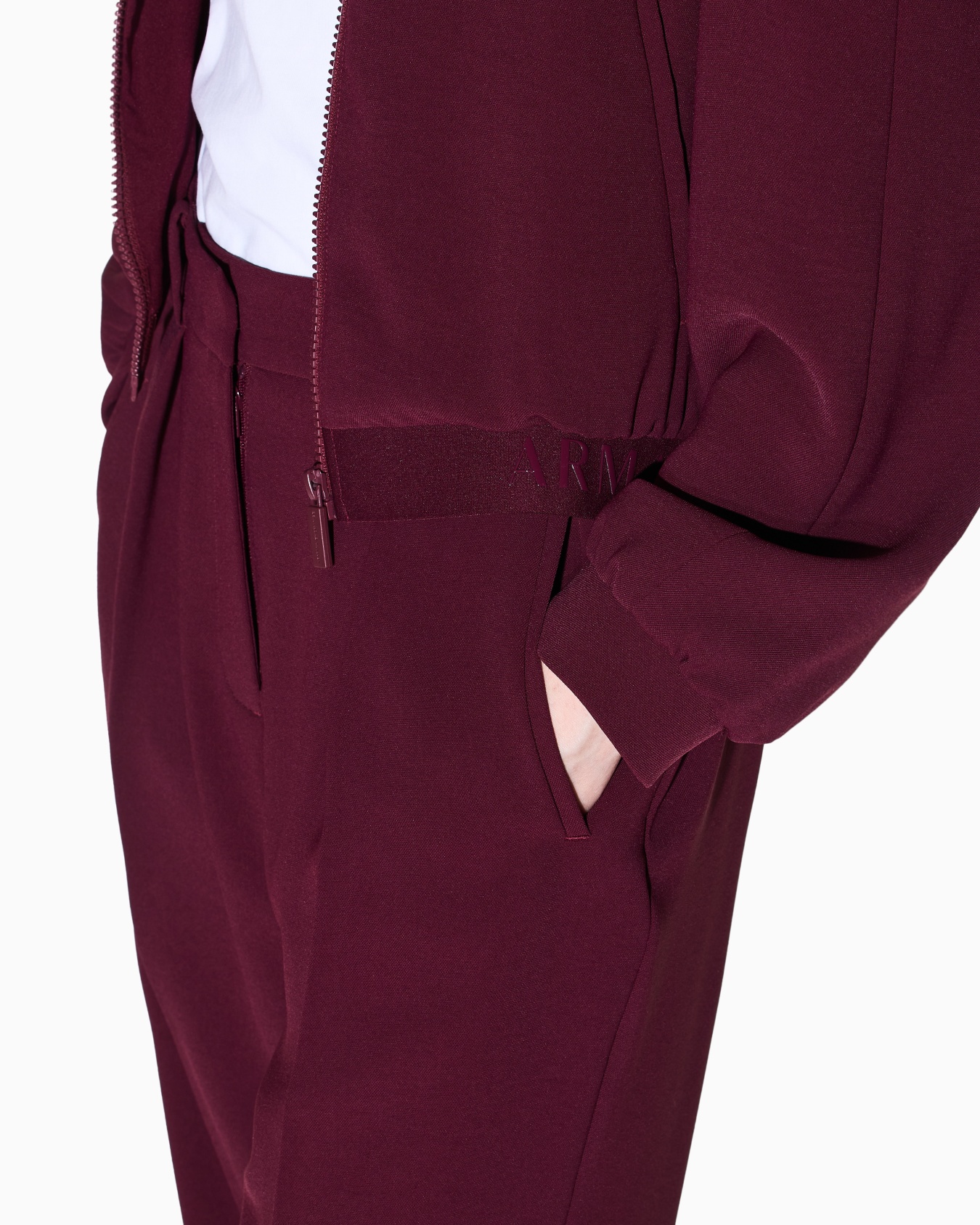 Trousers with pleats in flowing fabric Slide 4