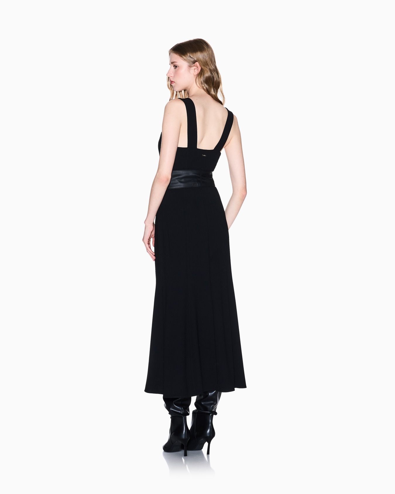 Longuette-Kleid mit Gürtel Folie 2