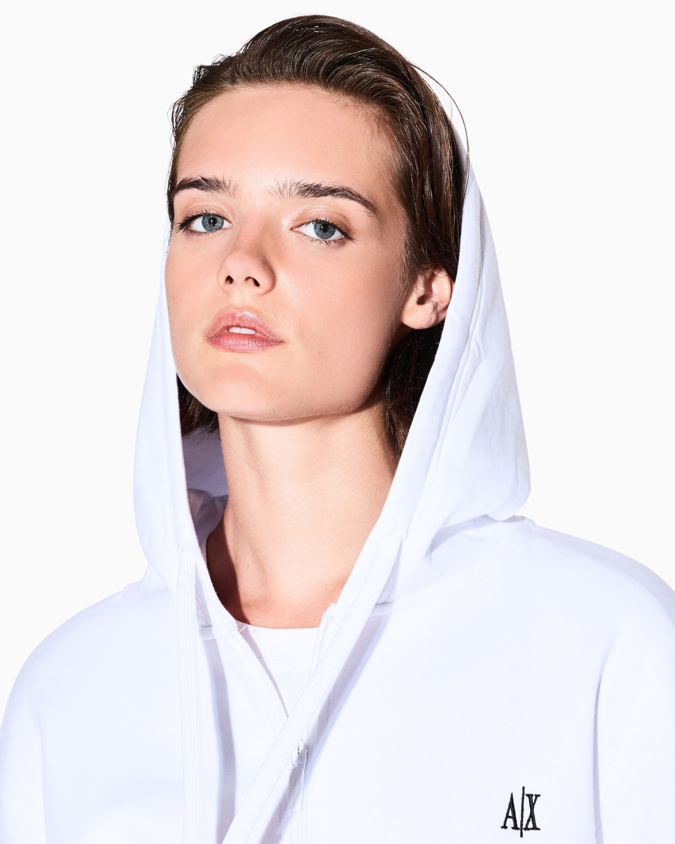 Sudadera con cremallera y logo en el pecho. Diapositiva 6