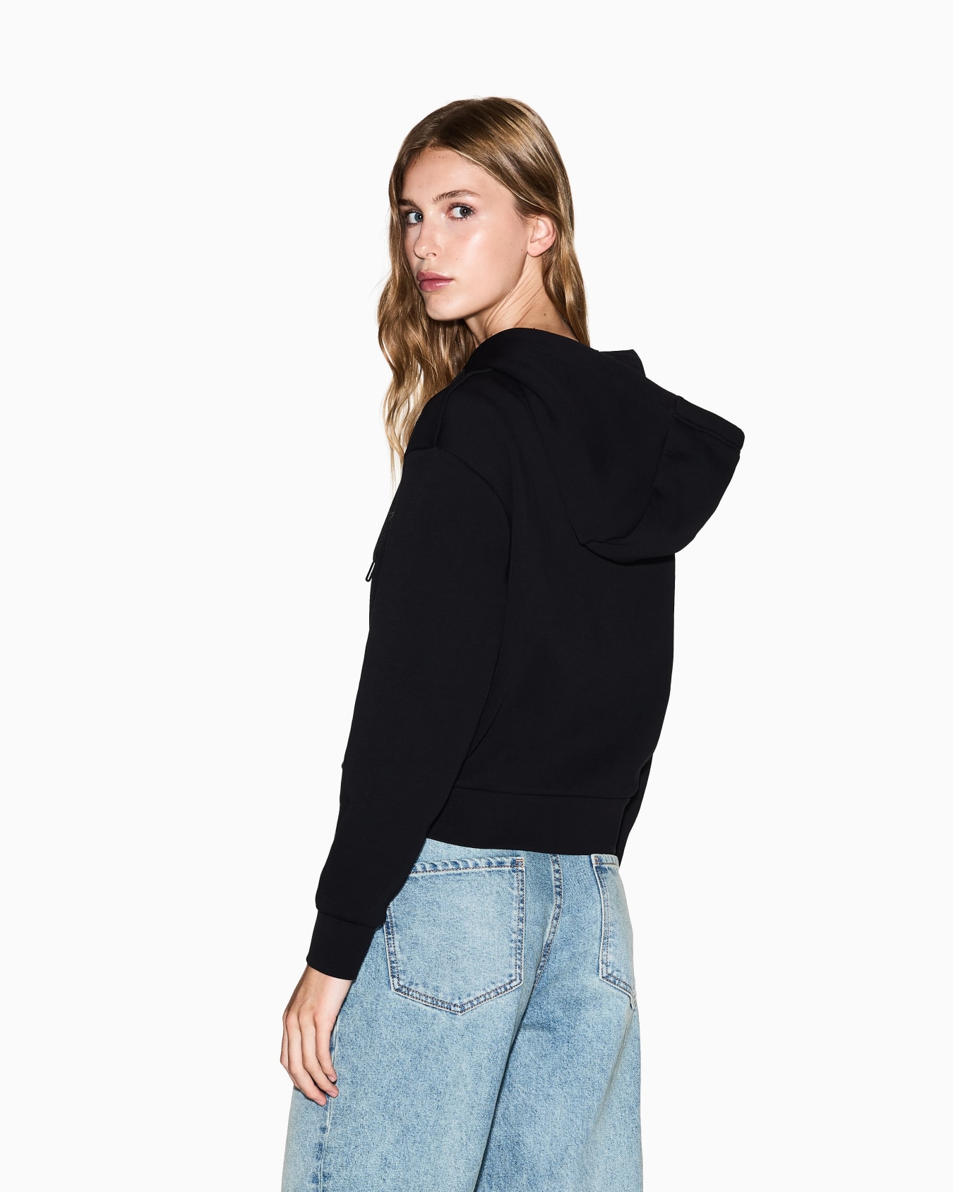 Sudadera con cremallera y logo en el pecho. Diapositiva 5