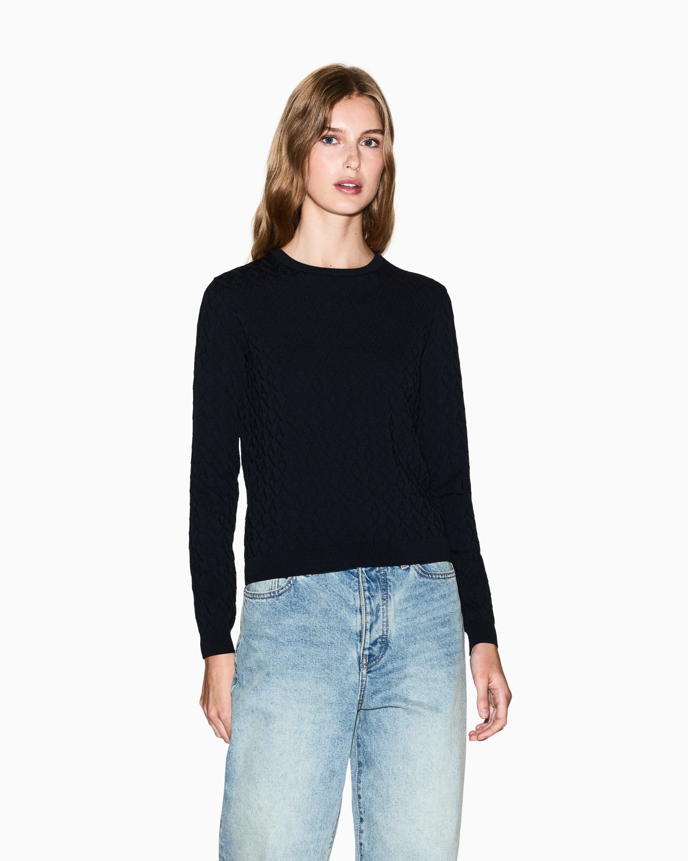 オールオーバーロゴ　ラウンドネックニットプルオーバー スライドする 3