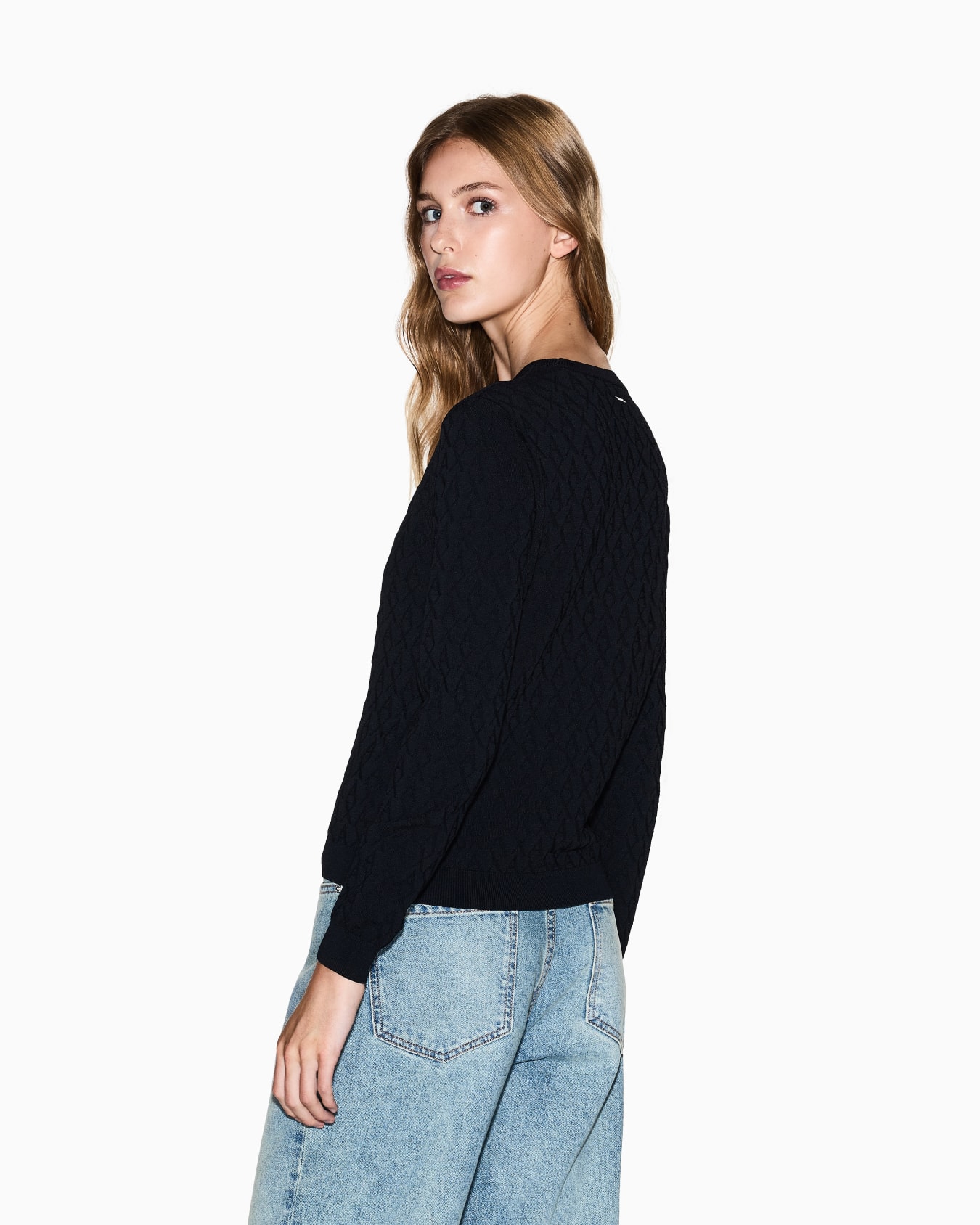 オールオーバーロゴ　ラウンドネックニットプルオーバー スライドする 2