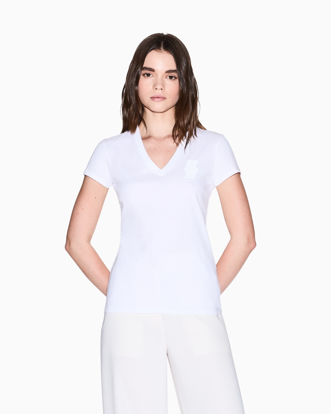 V-neck T-shirt with metal logo Slide 3