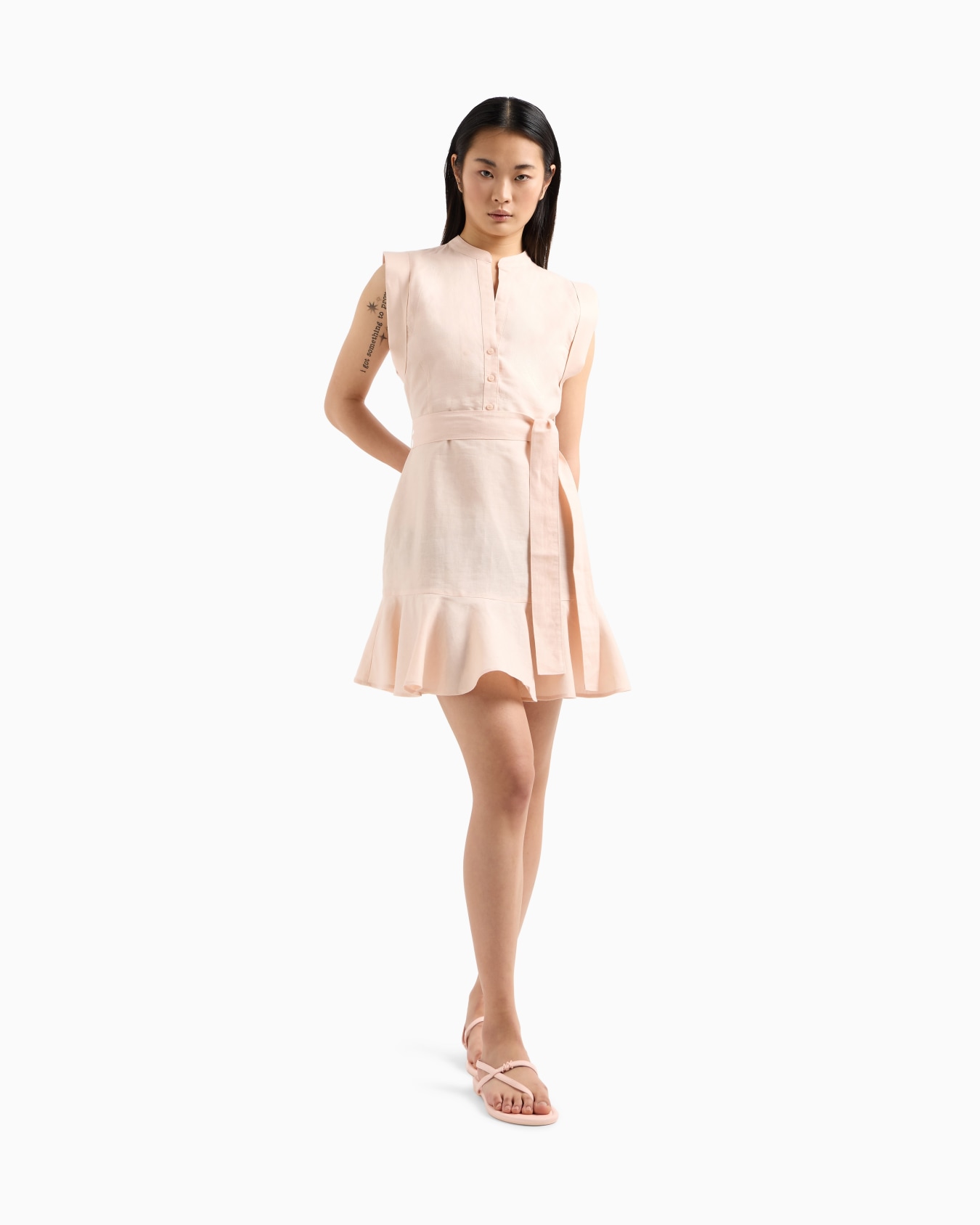 Vestido corto de lino y algodón con cinturón. Diapositiva 3