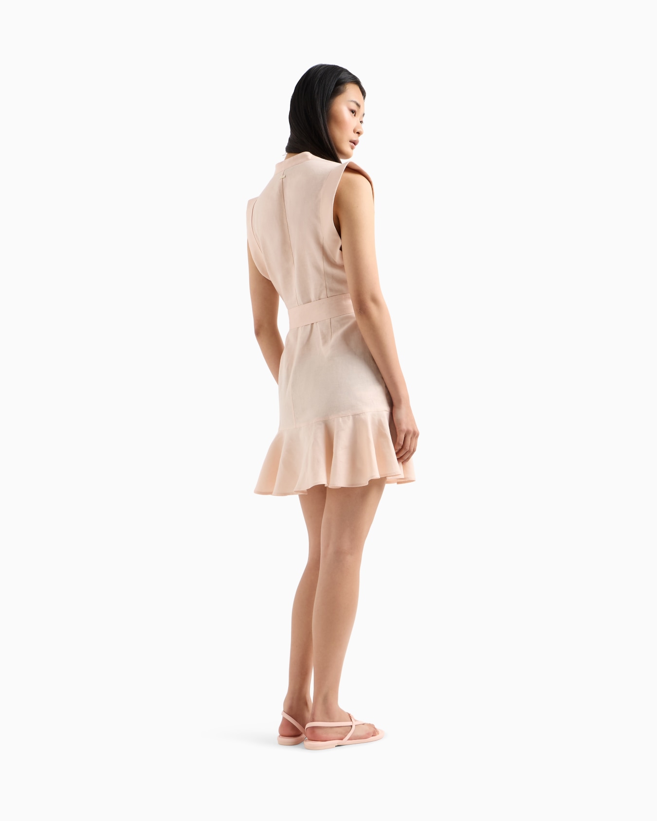 Vestido corto de lino y algodón con cinturón. Diapositiva 2
