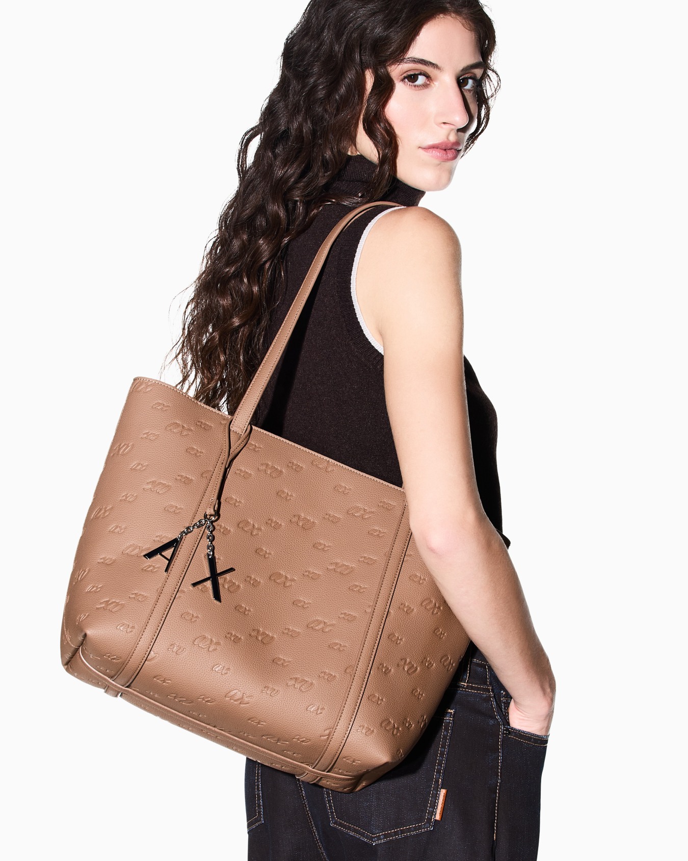 Bolso shopping con logotipo en relieve y colgante de metal Diapositiva 5