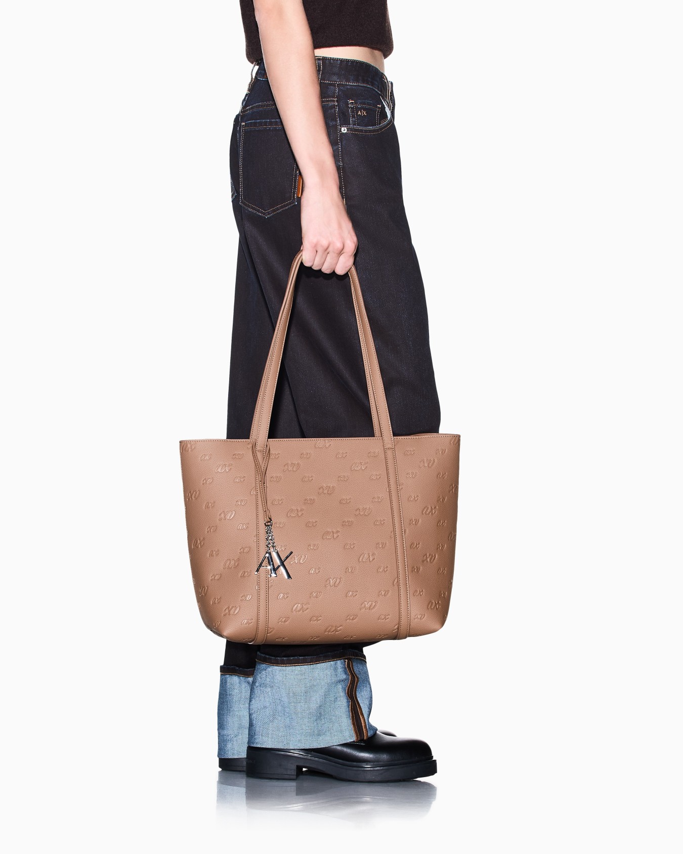 Bolso shopping con logotipo en relieve y colgante de metal Diapositiva 6