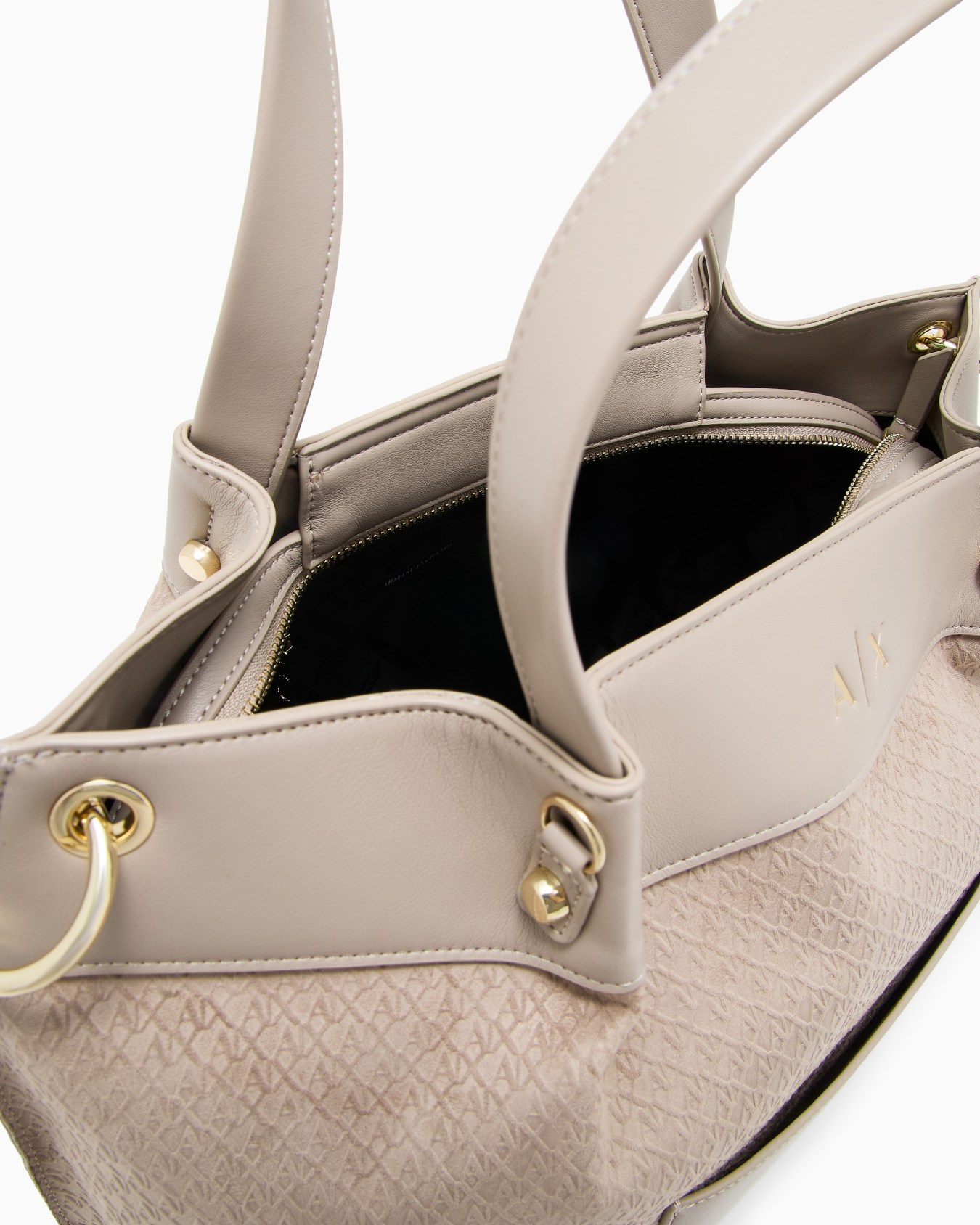 Shoppers in technical fabric Slide 3