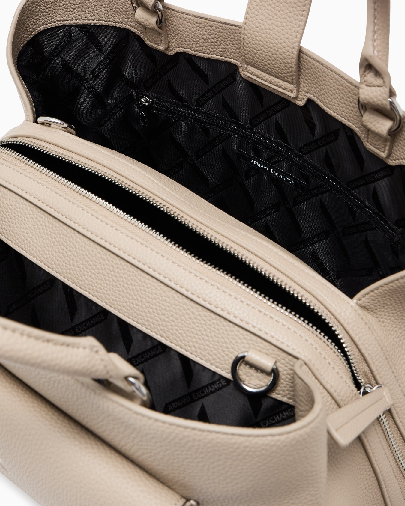 Shoppers in technical fabric Slide 3