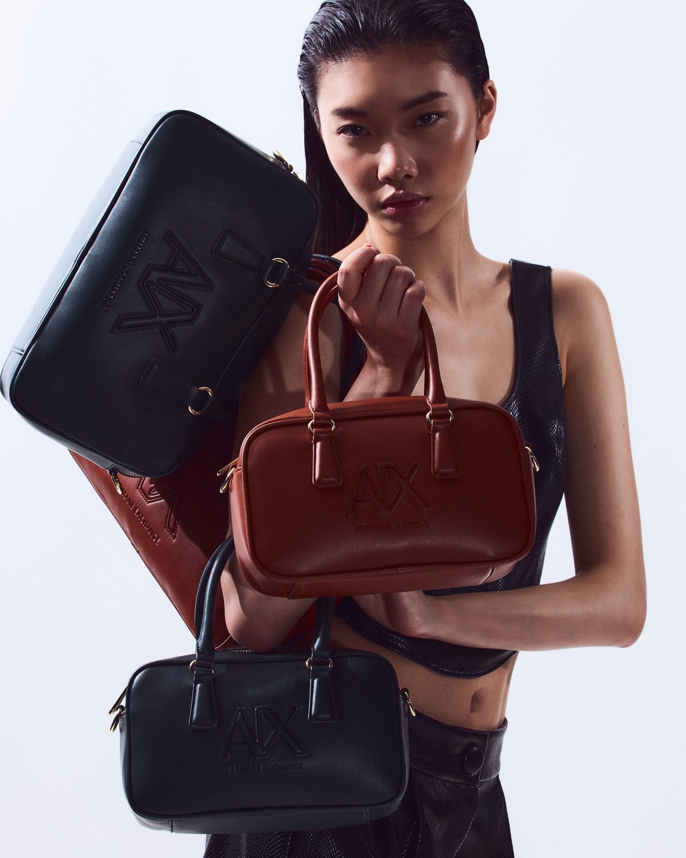 TOP HANDLE SHOULDER BAG WITH EMBOSSED LOGO Diapositiva 7