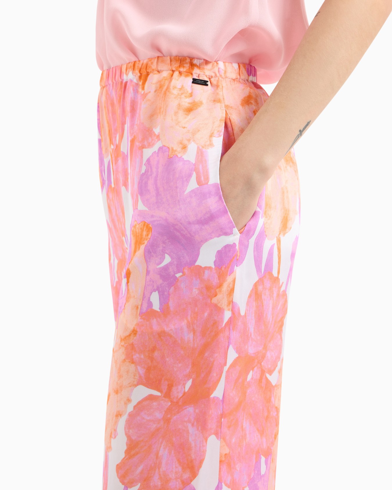 Oversized trousers in floral fabric Slide 4