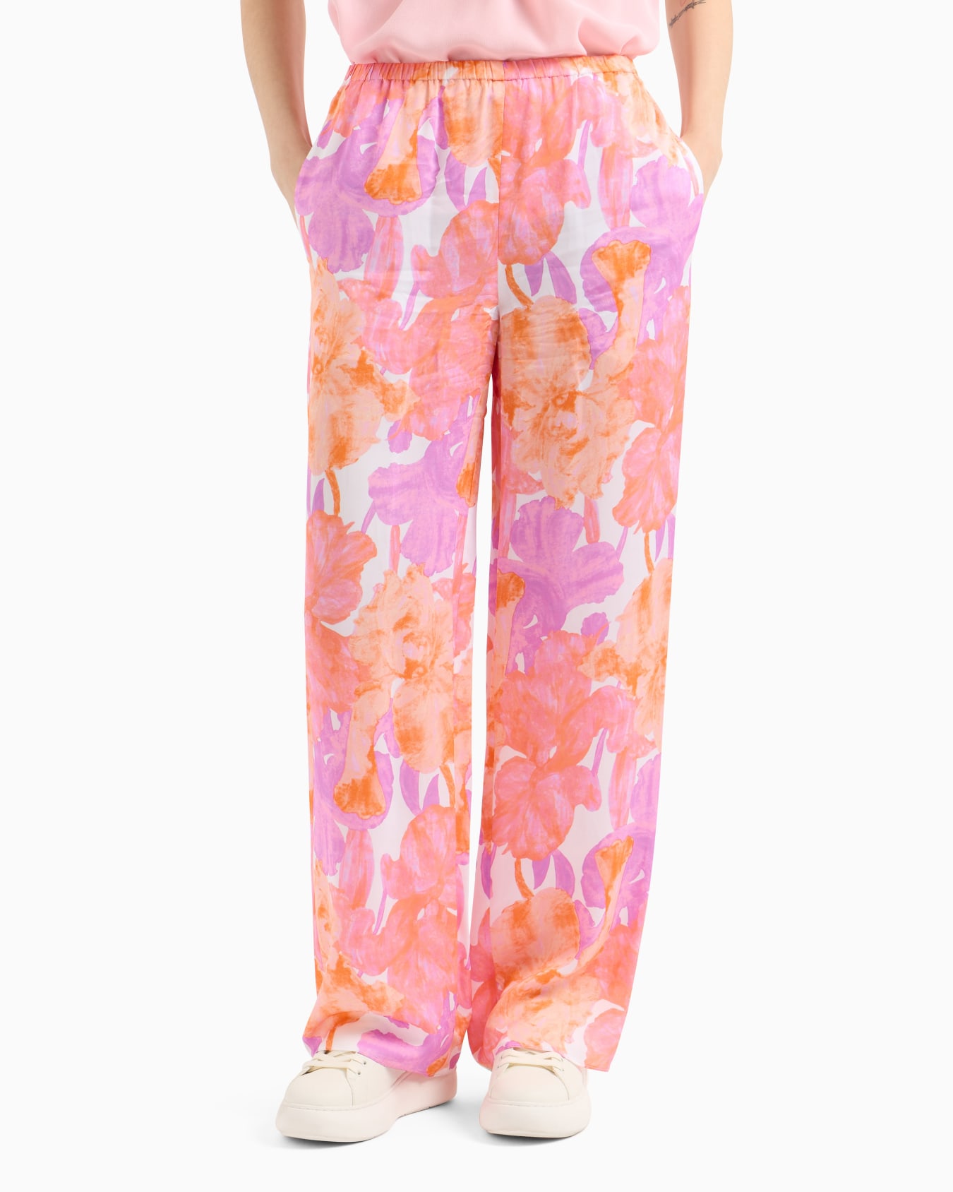 Oversized trousers in floral fabric Slide 3