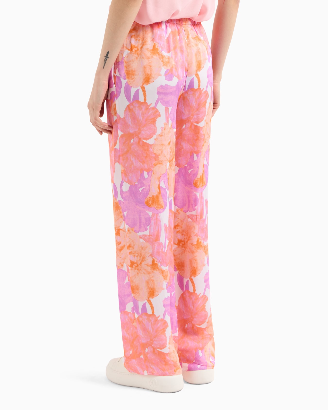 Oversized trousers in floral fabric Slide 2