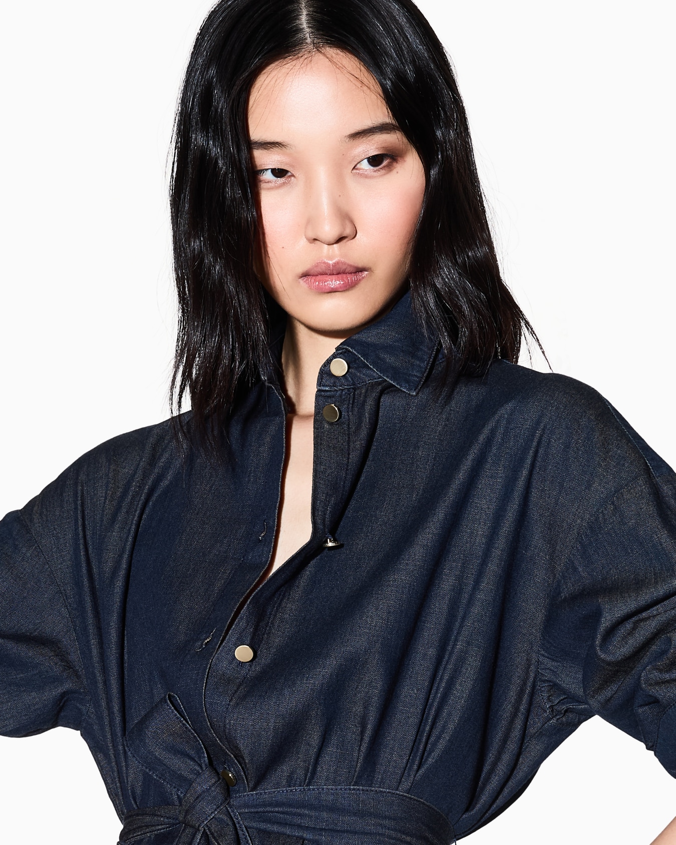 インディゴブルー シャンブレーシャツドレス スライドする 3