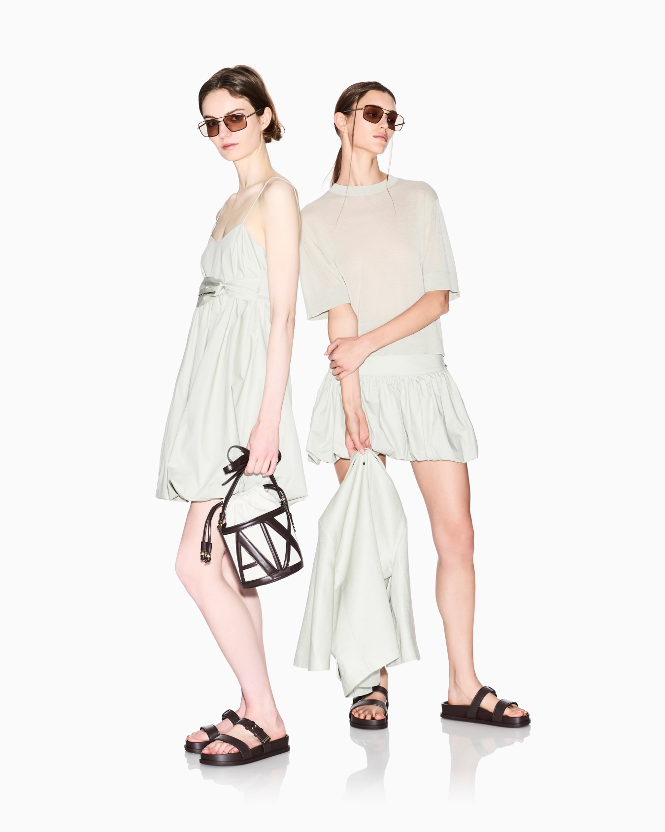 ヴィスコース×リネン バックスリット半袖ニットプルオーバー スライドする 1