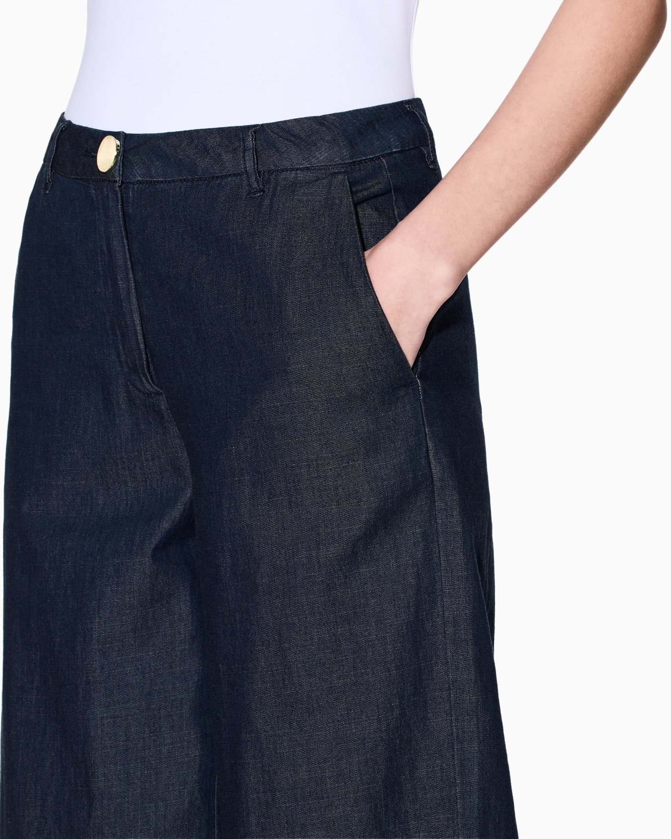 Trousers in technical fabric Slide 4