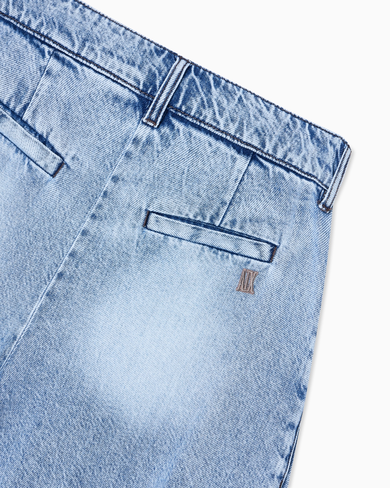 ライトブルーデニム バルミューダパンツ スライドする 3