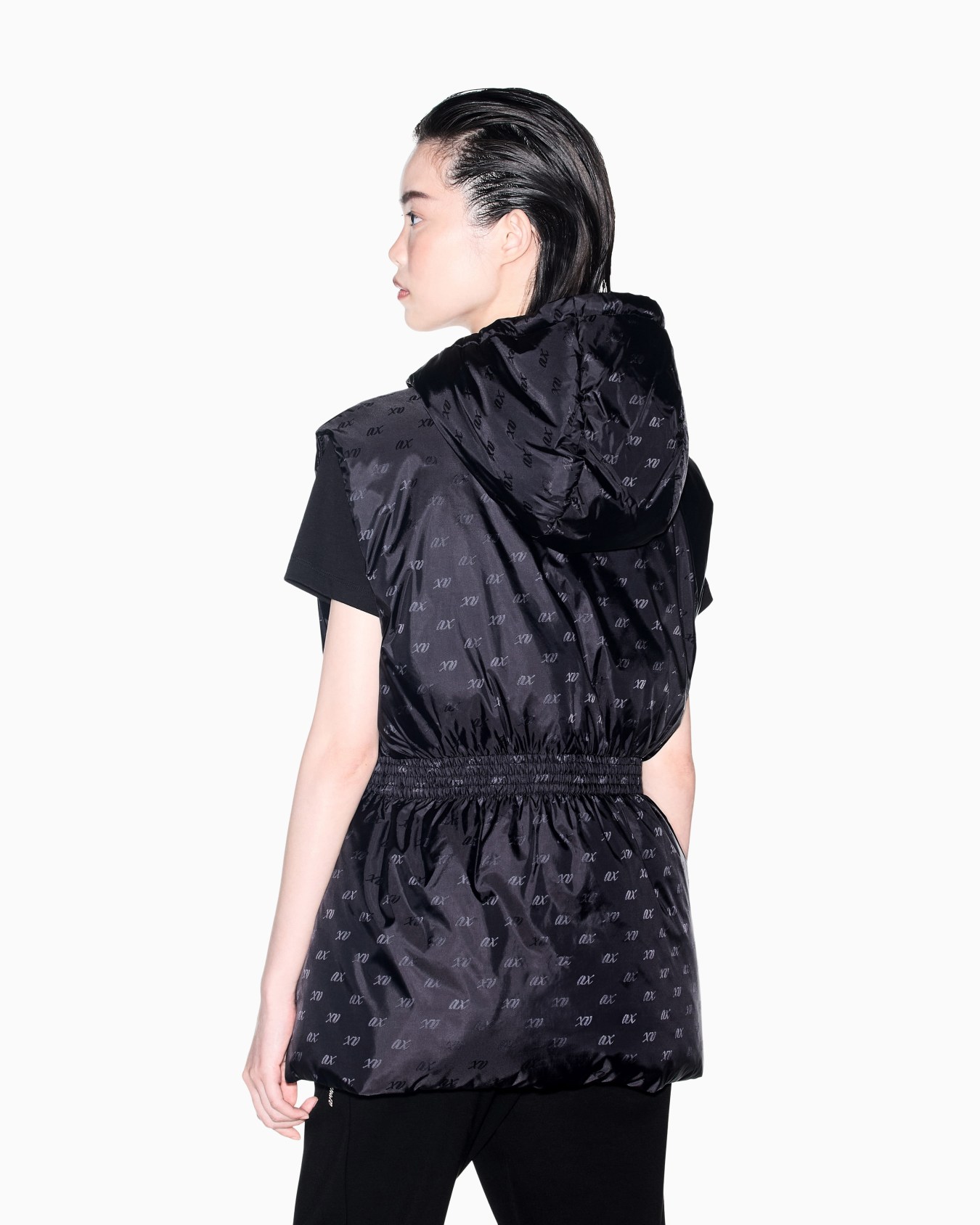 Sleeveless jacket in recycled nylon jacquard 슬라이드 5