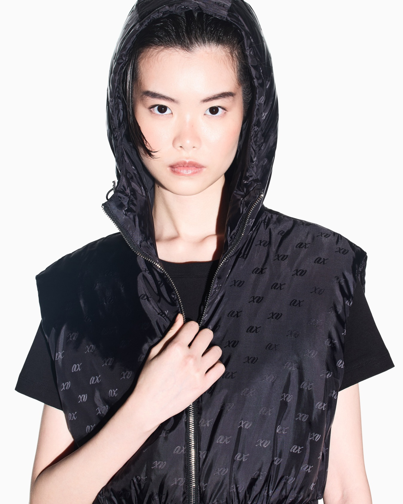 Sleeveless jacket in recycled nylon jacquard 슬라이드 6