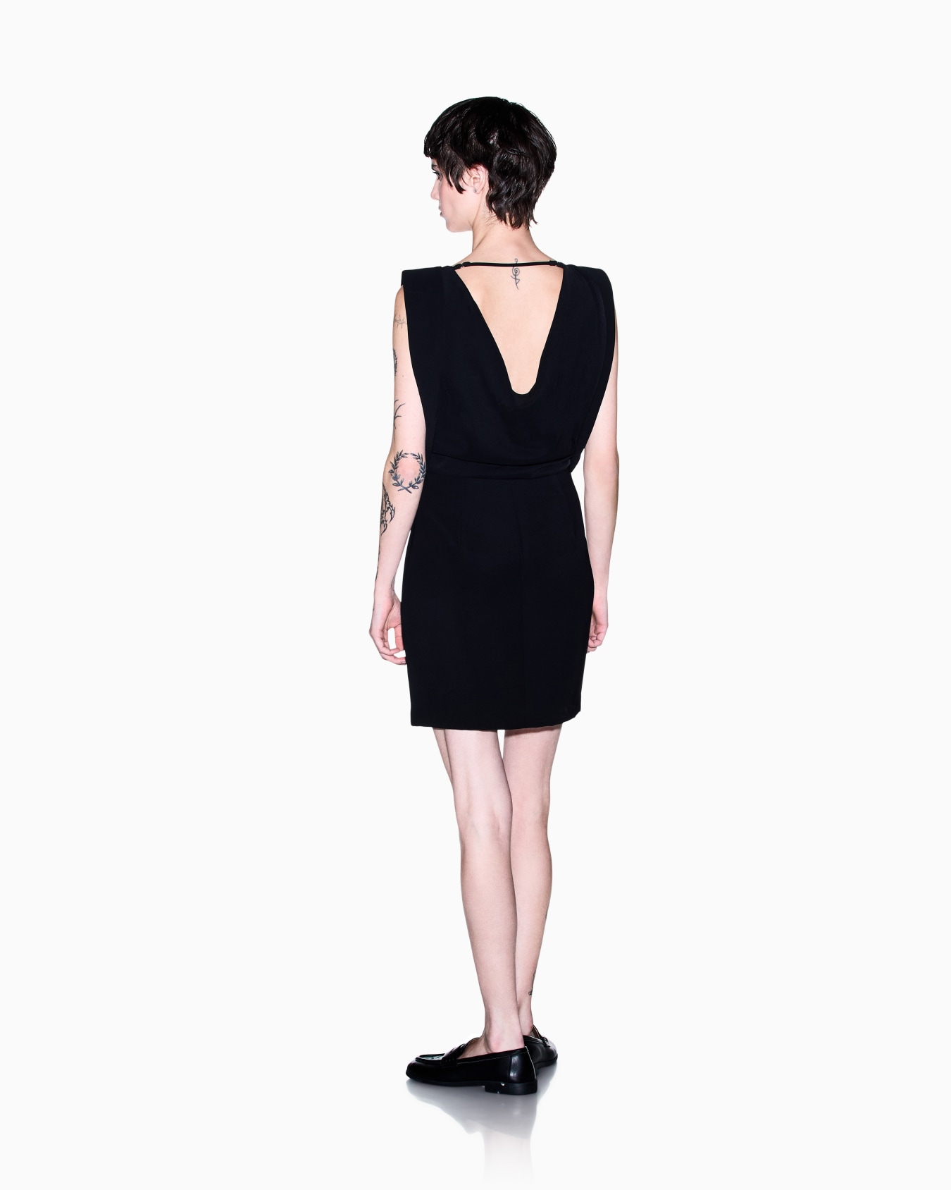 Vestido entallado sin mangas con espalda drapeada Diapositiva 4