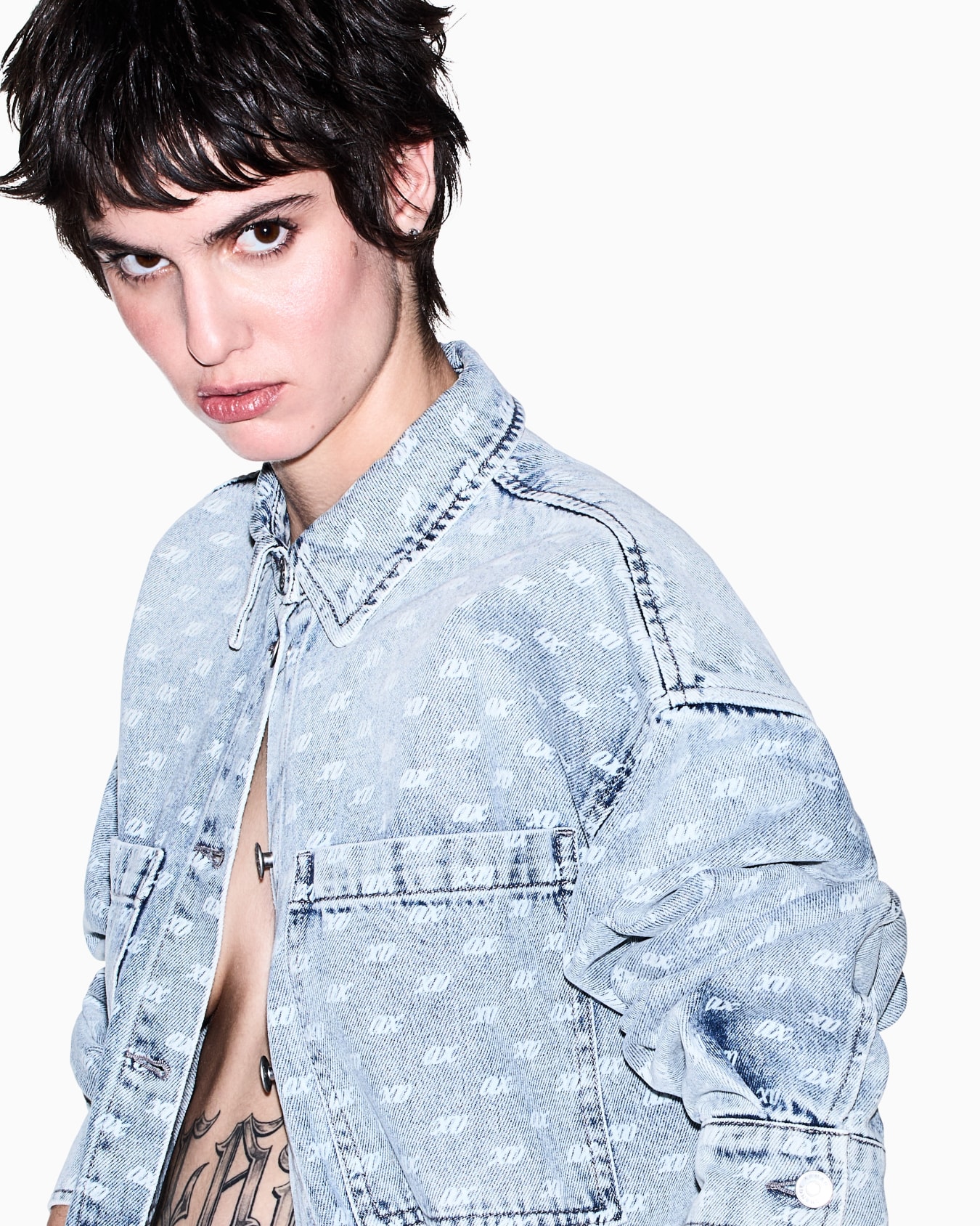 Camisa vaquera con bolsillos y estampado integral Diapositiva 6