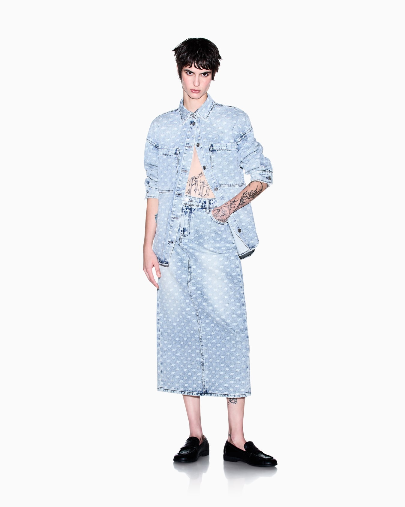 Camisa vaquera con bolsillos y estampado integral Diapositiva 1