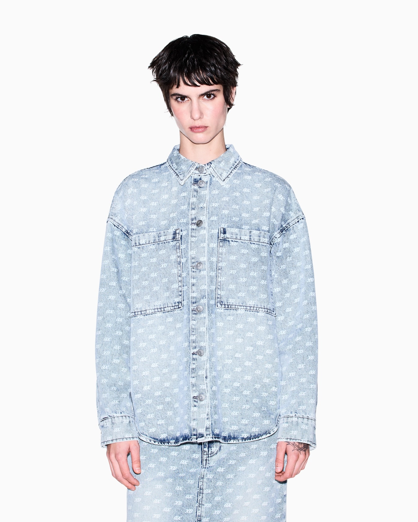 Camisa vaquera con bolsillos y estampado integral Diapositiva 3