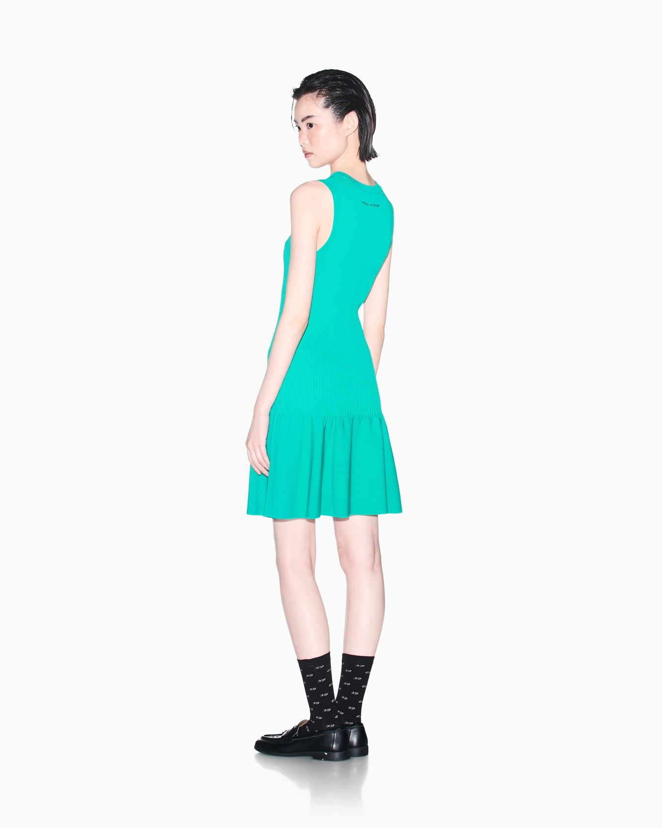 Vestido ajustado de punto sin mangas con falda acampanada Diapositiva 4