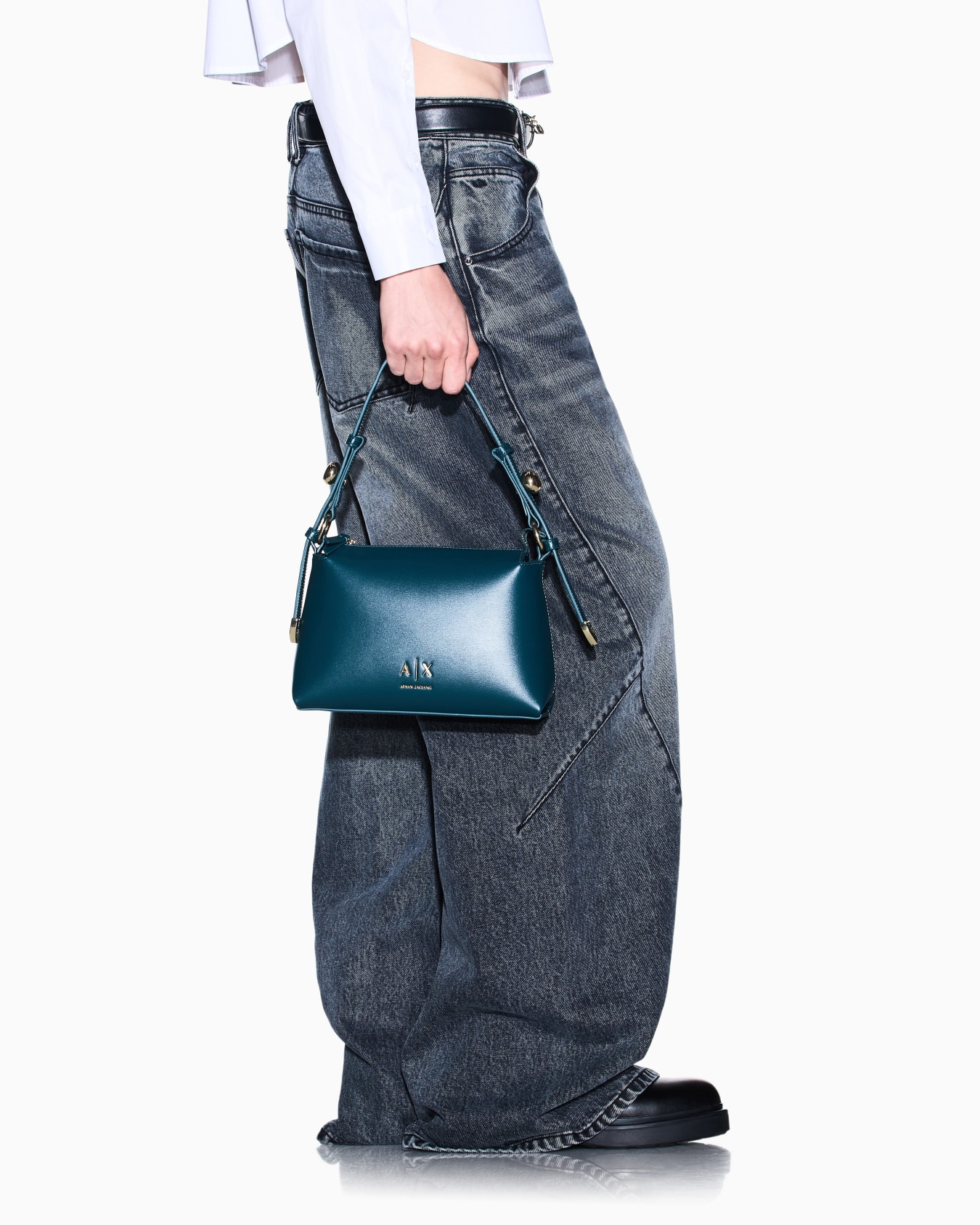 Bolso de hombro con apliques metálicos y correa ajustable Diapositiva 6