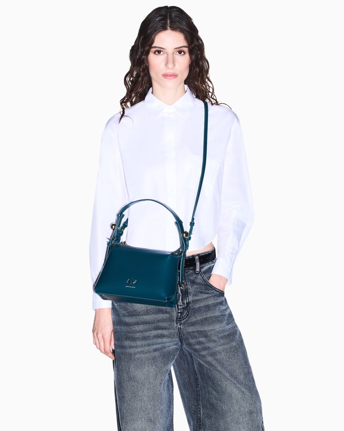 Bolso de hombro con apliques metálicos y correa ajustable Diapositiva 7