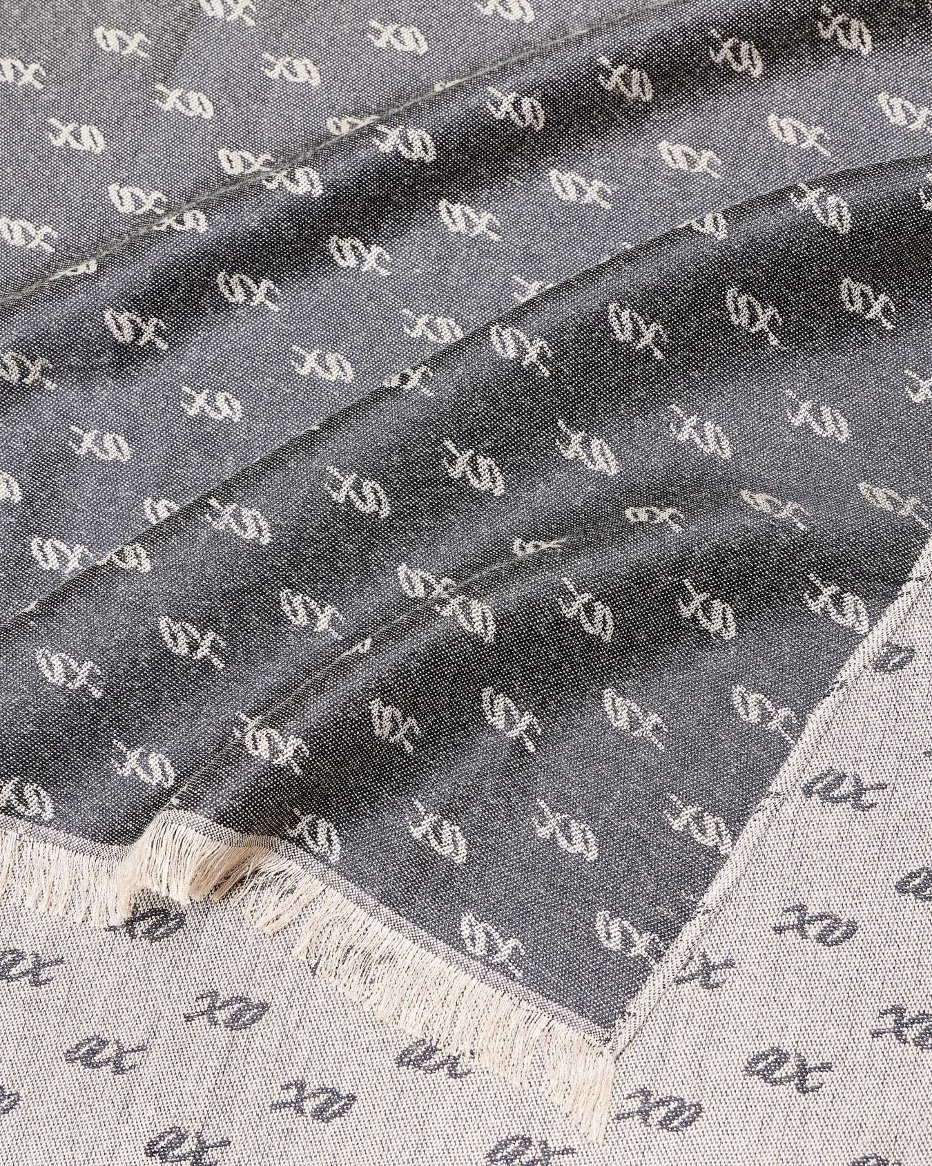 Jacquard scarf in viscose blend Slide 1
