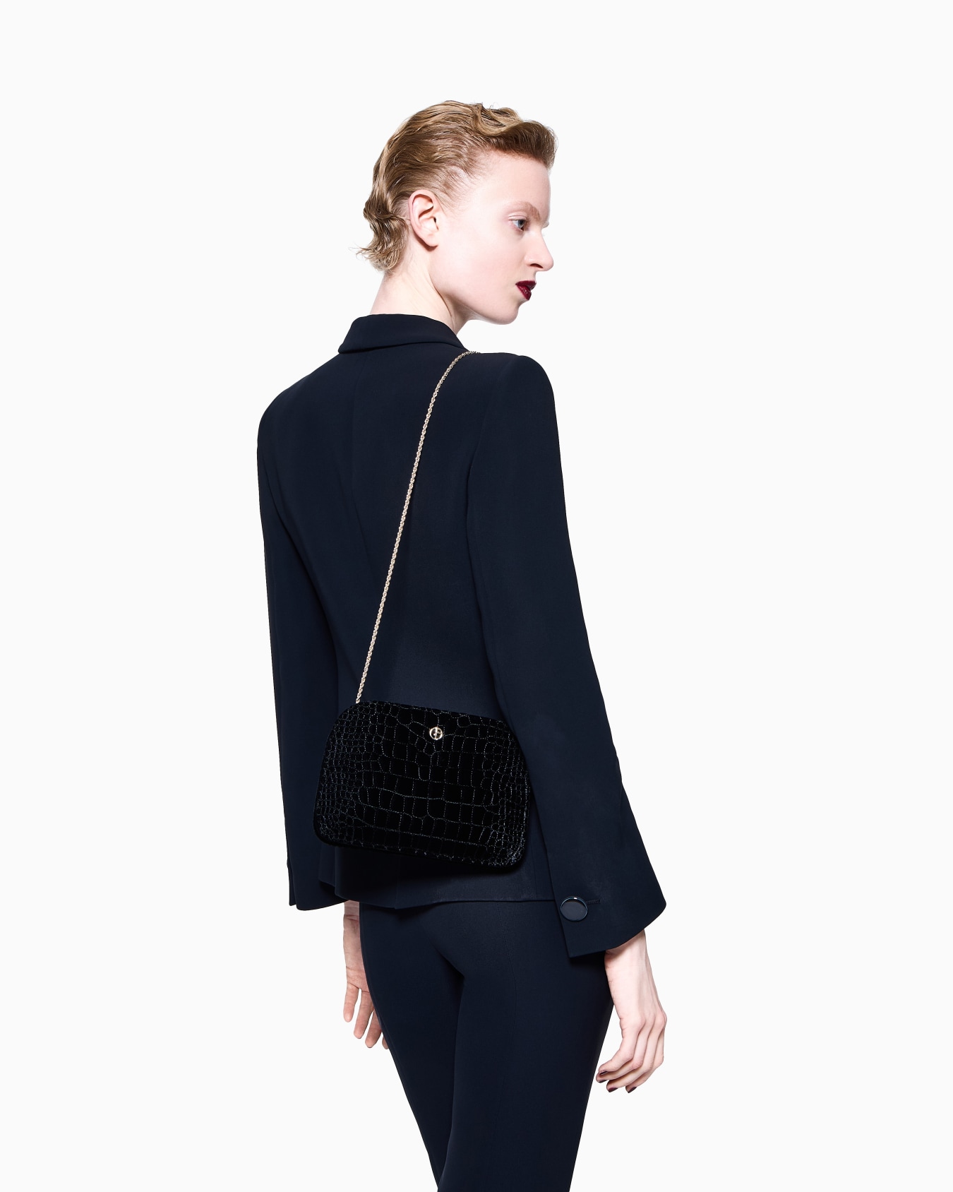 La Prima clutch bag in crocodile-effect quilted velvet Slide 7