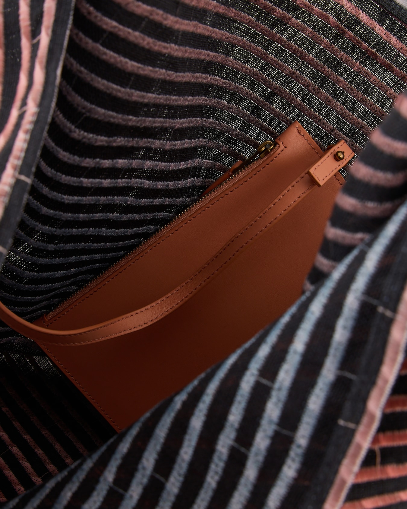 Borsa a spalla in canvas ricamato Slide 3